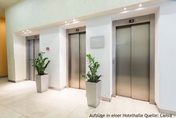 Aufzüge in einer Hotelhalle